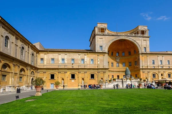 CITTÀ DEL VATICANO, ROMA, ITALIA - CIRCA 24 MARZO 2014 - La loggia nel cortile del Belvedere nei Musei Vaticani — Foto Stock