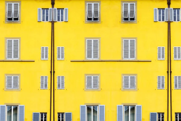 Staré zdi s oknem, bílé a žluté — Stock fotografie