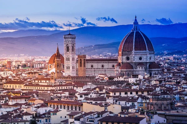 Gün batarken Duomo görünümü Floransa'da günbatımı Piazzale Michelangelo, Florence, İtalya