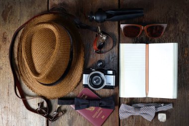 Ayakkabı şapka ve aksesuar seti ahşap bir arka plan üzerinde seyahat