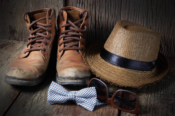 Set di cappelli e accessori da viaggio su sfondo in legno — Foto Stock