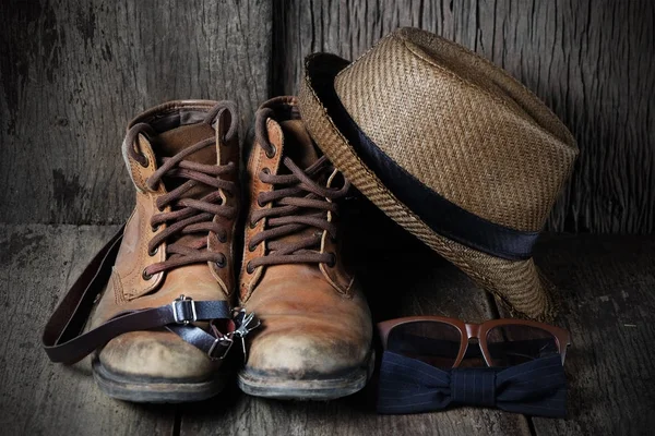 Schoen hoed en accessoires reizen set op een houten achtergrond — Stockfoto