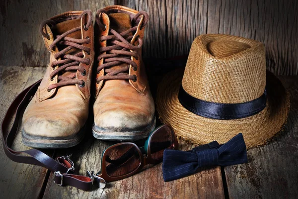 Ayakkabı şapka ve aksesuar seti ahşap bir arka plan üzerinde seyahat — Stok fotoğraf