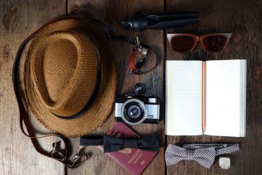 Ayakkabı şapka ve aksesuar seti ahşap bir arka plan üzerinde seyahat