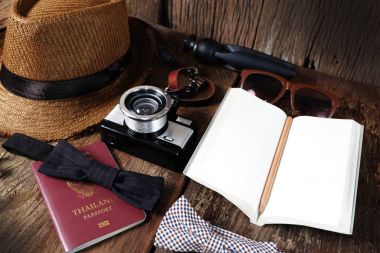 Ayakkabı şapka ve aksesuar seti ahşap bir arka plan üzerinde seyahat