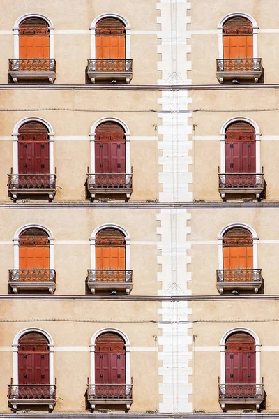 Velhas janelas vermelhas e laranja e porta de Veneza, Itália — Fotografia de Stock