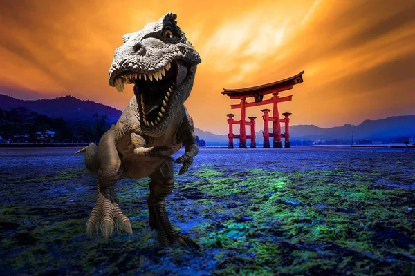 Modelo de dinossauros no portão Tori em hiroshima, japão — Fotografia de Stock