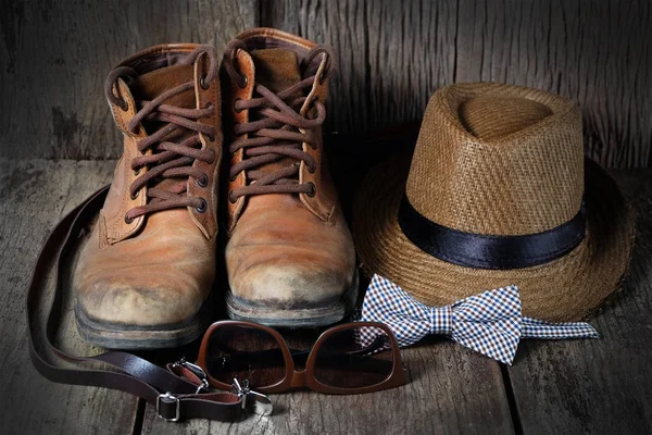 Boty čepice a doplňky cestovní sada na dřevěné pozadí — Stock fotografie