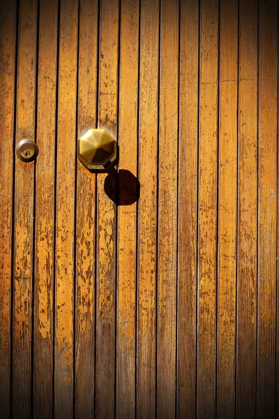 Viejo pomo de la puerta en una puerta vieja con textura de madera amarilla — Foto de Stock