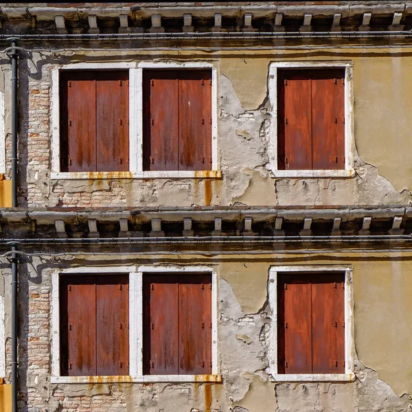 Viejas ventanas y puertas rojas y naranjas de Venecia, Italia — Foto de Stock