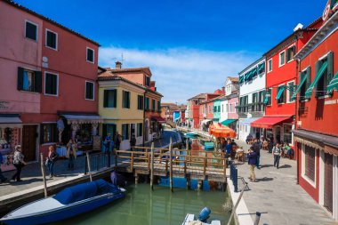 29 Mart 2015 tarihinde, Venedik, İtalya. Burano Adası, çok renkli evler bir halk. Cafe kanal kıyısında. Burano adalar