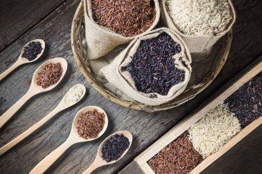 Pirinç tohumu, kahverengi pirinç, sağlıklı kavramı, kahverengi arka plan tutmak