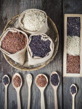 Pirinç tohumu, kahverengi pirinç, sağlıklı kavramı, kahverengi arka plan tutmak