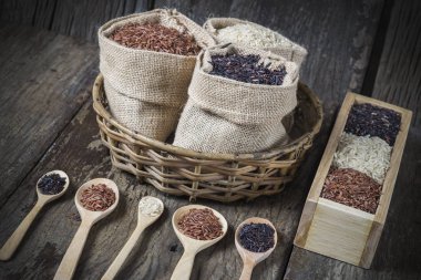 Pirinç tohumu, kahverengi pirinç, sağlıklı kavramı, kahverengi arka plan tutmak