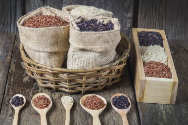 Pirinç tohumu, kahverengi pirinç, sağlıklı kavramı, kahverengi arka plan tutmak