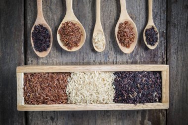 Pirinç tohumu, kahverengi pirinç, sağlıklı kavramı, kahverengi arka plan tutmak