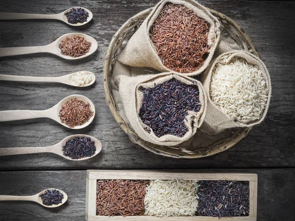 Pirinç tohumu, kahverengi pirinç, sağlıklı kavramı, kahverengi arka plan tutmak