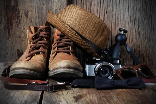 Ayakkabı şapka ve aksesuar seti ahşap bir arka plan üzerinde seyahat — Stok fotoğraf