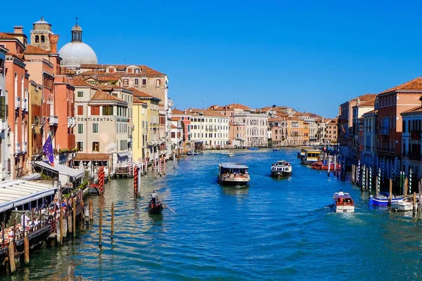 Venice, İtalya - 29 Mart 2015 tarihinde. Eski evleri ve gondol iskelesi karaya Grand kanal (Canal Grande). Venedik ve en bilinen Kanal ana ulaşım arter grand kanal.