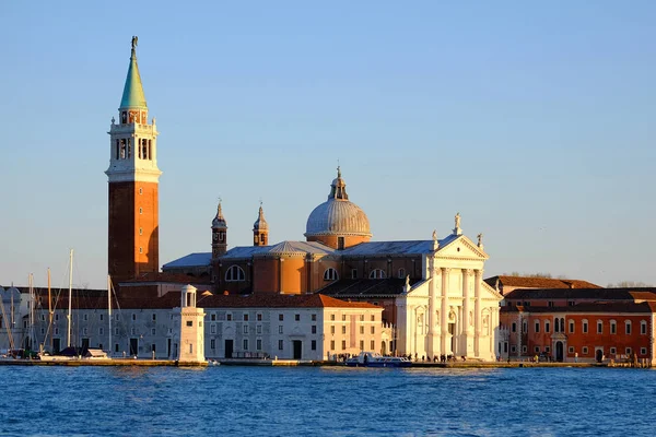 Arka planda güzel olmadığım San Giorgio Maggiore Kilisesi
