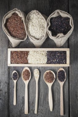 Pirinç tohumu, kahverengi pirinç, sağlıklı kavramı, kahverengi arka plan tutmak