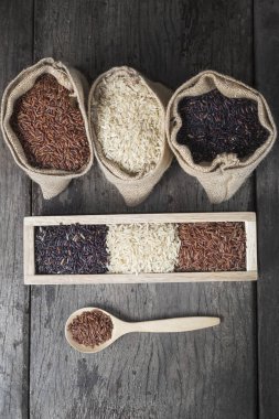 Pirinç tohumu, kahverengi pirinç, sağlıklı kavramı, kahverengi arka plan tutmak