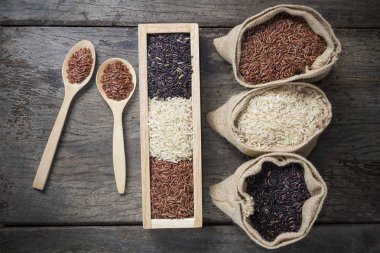 Pirinç tohumu, kahverengi pirinç, sağlıklı kavramı, kahverengi arka plan tutmak