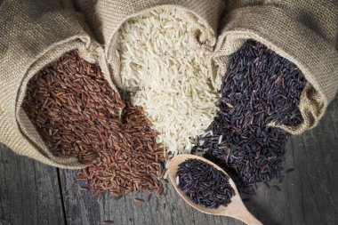 Pirinç tohumu, kahverengi pirinç, sağlıklı kavramı, kahverengi arka plan tutmak