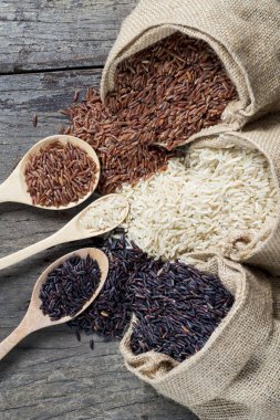 Pirinç tohumu, kahverengi pirinç, sağlıklı kavramı, kahverengi arka plan tutmak