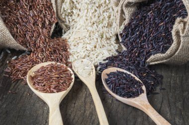 Pirinç tohumu, kahverengi pirinç, sağlıklı kavramı, kahverengi arka plan tutmak