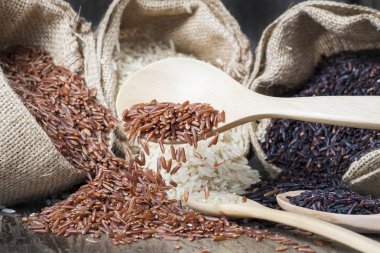 Pirinç tohumu, kahverengi pirinç, sağlıklı kavramı, kahverengi arka plan tutmak