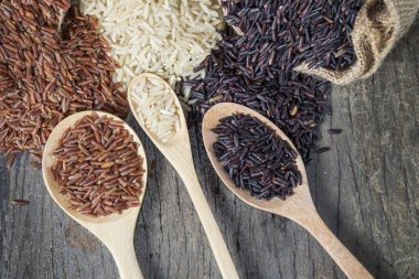 Pirinç tohumu, kahverengi pirinç, sağlıklı kavramı, kahverengi arka plan tutmak