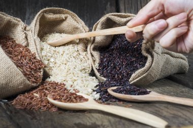 Pirinç tohumu, kahverengi pirinç, sağlıklı kavramı, kahverengi arka plan tutmak