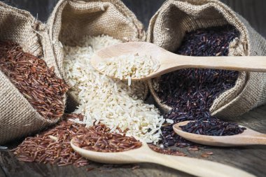 Pirinç tohumu, kahverengi pirinç, sağlıklı kavramı, kahverengi arka plan tutmak