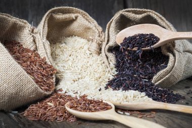 Pirinç tohumu, kahverengi pirinç, sağlıklı kavramı, kahverengi arka plan tutmak