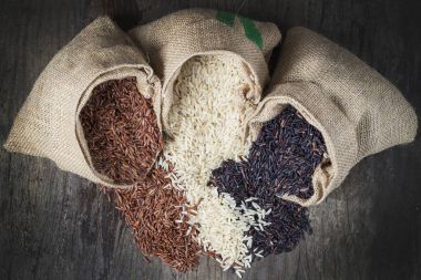 Pirinç tohumu, kahverengi pirinç, sağlıklı kavramı, kahverengi arka plan tutmak