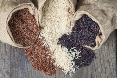 Pirinç tohumu, kahverengi pirinç, sağlıklı kavramı, kahverengi arka plan tutmak