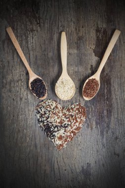 Pirinç tohumu, kahverengi pirinç, sağlıklı kavramı, kahverengi arka plan tutmak