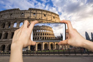 Kolezyum, Roma, İtalya, mobil akıllı telefon üzerinde fotoğraf çekimi.