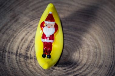 Noel Baba oyuncak chill ahşap arka planda sarı tekne 