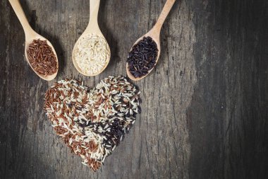 Pirinç tohumu, kahverengi pirinç, sağlıklı kavramı, kahverengi arka plan tutmak