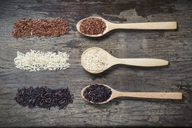 Pirinç tohumu, kahverengi pirinç, sağlıklı kavramı, kahverengi arka plan tutmak