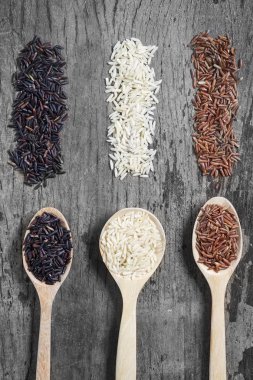 Pirinç tohumu, kahverengi pirinç, sağlıklı kavramı, kahverengi arka plan tutmak