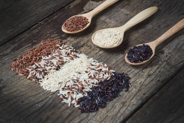 Pirinç tohumu, kahverengi pirinç, sağlıklı kavramı, kahverengi arka plan tutmak