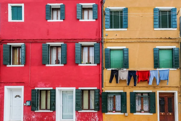 Сушка белья на стене дома, Венеция, Италия — стоковое фото
