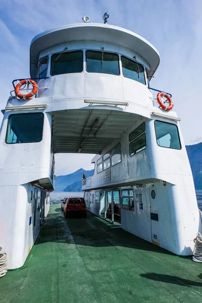 Una grande nave turistica. Vista frontale . — Foto Stock