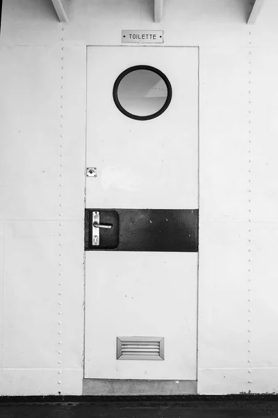 Toilettenschild an Bord eines Schiffes. — Stockfoto