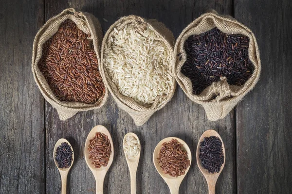 Pirinç tohumu, kahverengi pirinç, sağlıklı kavramı, kahverengi arka plan tutmak