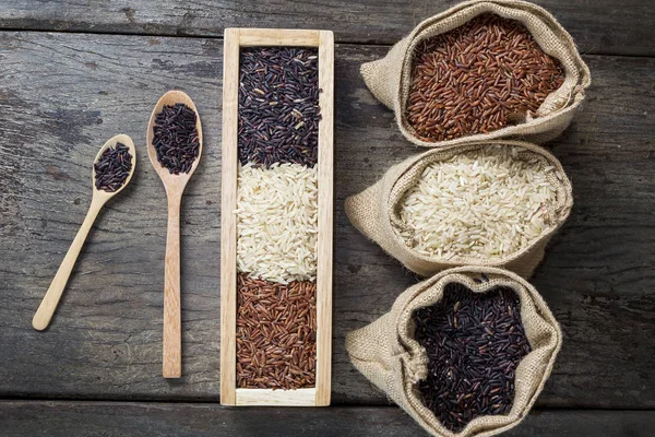 Pirinç tohumu, kahverengi pirinç, sağlıklı kavramı, kahverengi arka plan tutmak