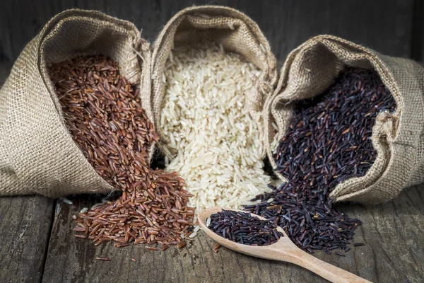 Pirinç tohumu, kahverengi pirinç, sağlıklı kavramı, kahverengi arka plan tutmak